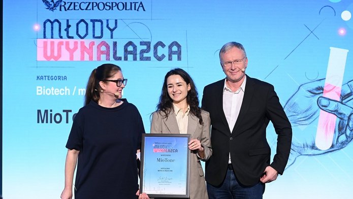 inż. Kamila Samolej collecting the Award