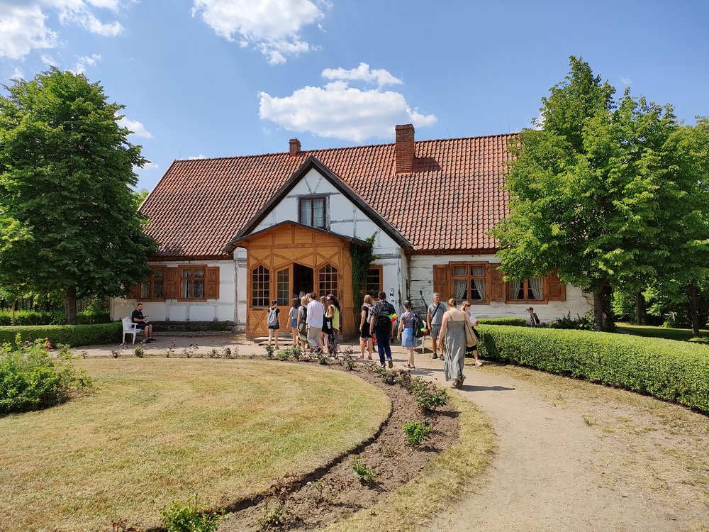 Studenci odwiedzający Wiejski Dom Kultury w Swornegaciach