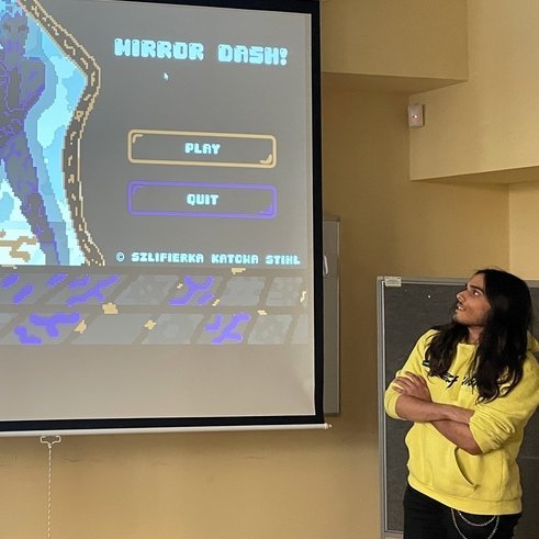uczestnicy konkursu gamejam prezentujący swoją grę