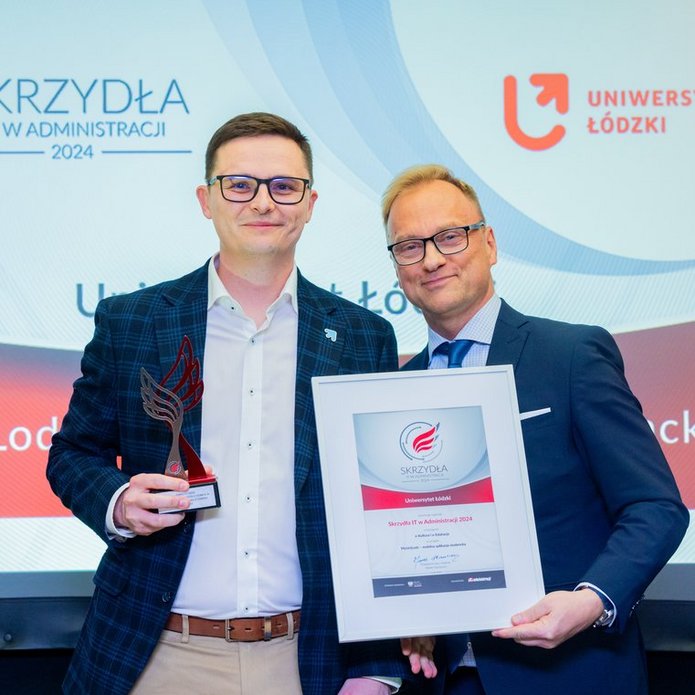 Maciej Sysak odbiera nagrodę Skrzydła IT w Administracji 