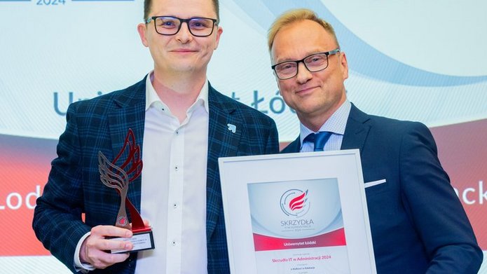 Maciej Sysak odbiera nagrodę Skrzydła IT w Administracji 