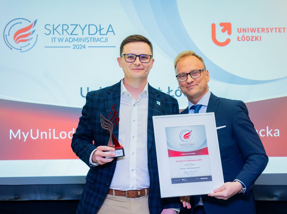 Maciej Sysak odbiera nagrodę Skrzydła IT w Administracji 