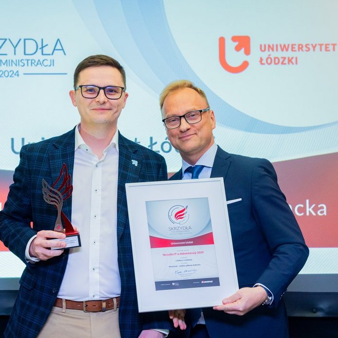 [Translate to English:] Maciej Sysak odbiera nagrodę Skrzydła IT w Administracji 