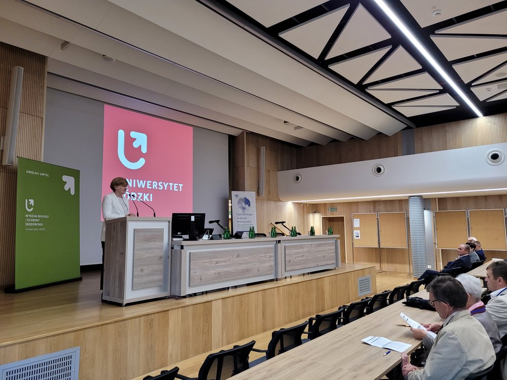 [Translate to English:] Rektor UŁ prof. Elżbieta Żądzińska podczas przemówienia