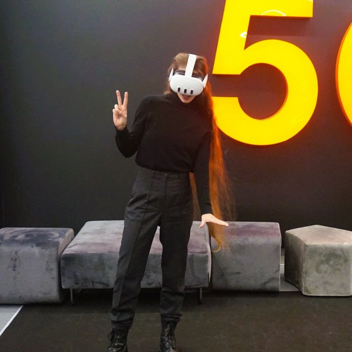 Kobieta w headsetach VR