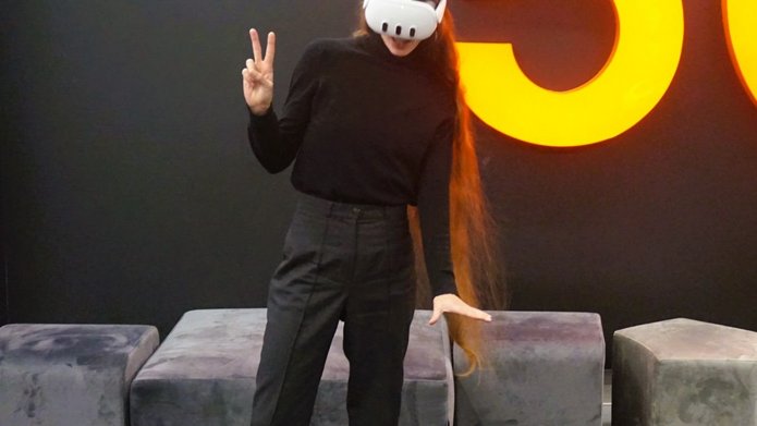 Kobieta w headsetach VR