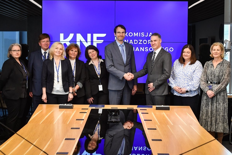 zdjęcie z podpisania umowy