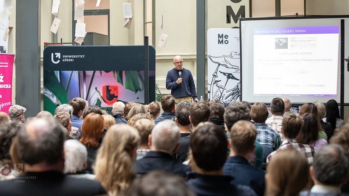 Zdjęcie publiczności podczas wykładu prof. Macieja Dunajskiego