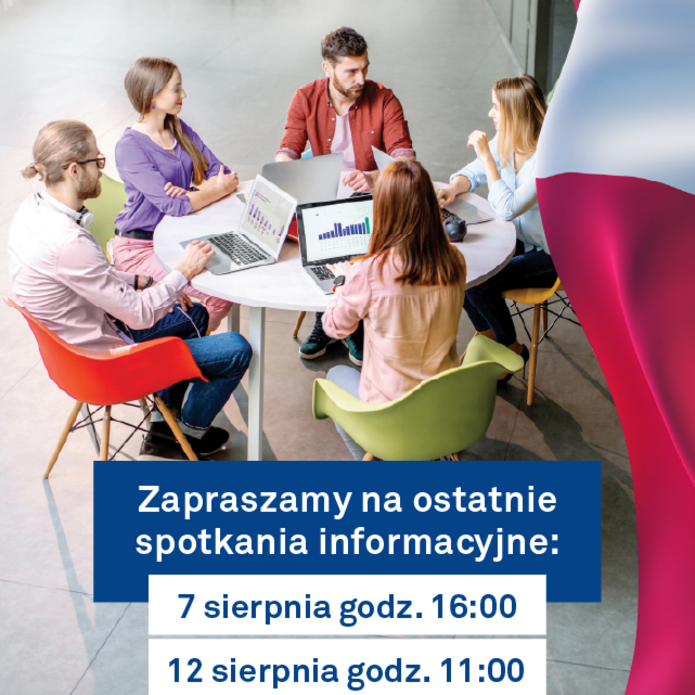 Grafika promocyjna programu KSAP ‘Staż, który ma znaczenie’. Na zdjęciu przy stole w nowoczesnej, jasnej przestrzeni konferencyjnej siedzi kilku młodych osób — mężczyzna i trzy kobiety — prowadząc aktywną dyskusję przy otwartych laptopach z wykresami. U góry znajduje się logo KSAP obok napisu ‘STAŻ, który ma znaczenie’ umieszczonego na niebieskim tle. Na środku umieszczony jest granatowy pasek z białym tekstem: ‘Zapraszamy na ostatnie spotkania informacyjne:’. Bezpośrednio pod nim, na białych polach, wyróżniono dwa terminy: ‘7 sierpnia godz. 16:00’ oraz ‘12 sierpnia godz. 11:00’. Po prawej stronie grafiki znajduje się fragment polskiej flagi w kolorach bieli i czerwieni. Całość utrzymana w profesjonalnej estetyce, sugerującej formalny i inspirujący charakter wydarzenia.