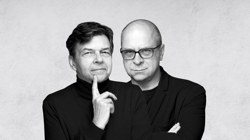 Dwóch mężczyzn patrzy przed siebie 