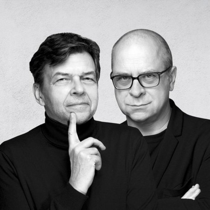 Dwóch mężczyzn patrzy przed siebie 