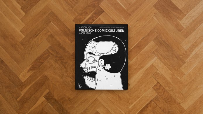 Książka leżąca na podłodze