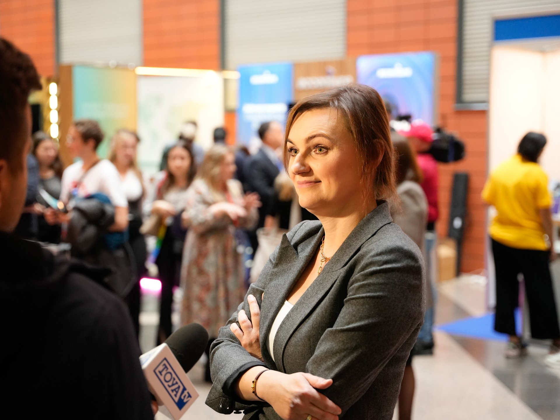 prof. Agnieszka Kurczewska podczas wypowiedzi do mediów