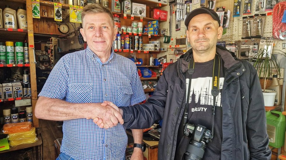 photo of Łukasz z Bałut together with thew owner of the "Artykuły motoryzacyjne” shop