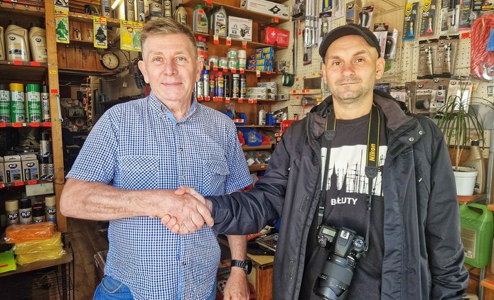 photo of Łukasz z Bałut together with thew owner of the "Artykuły motoryzacyjne” shop