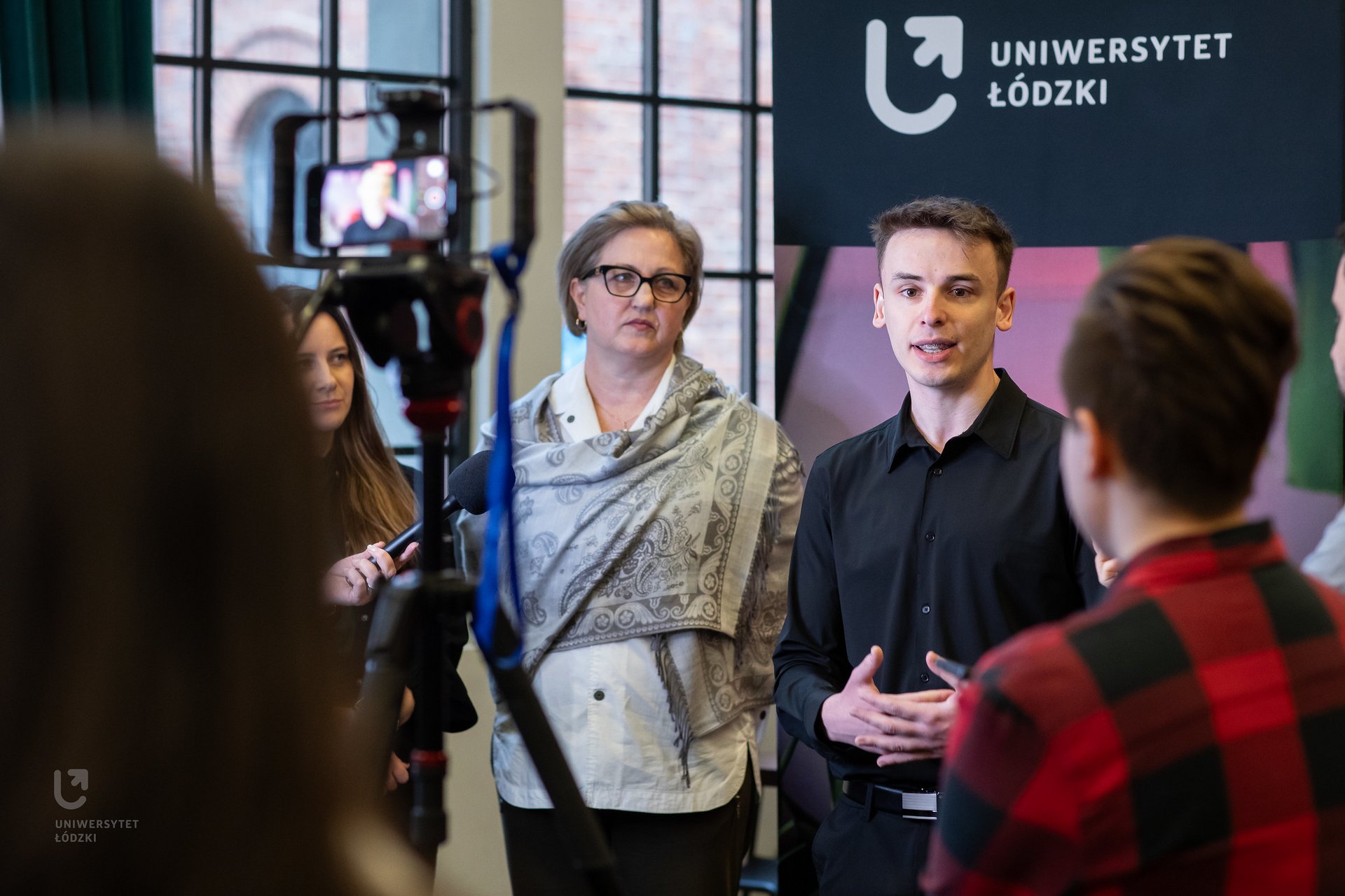 uczestnicy briefingu z udziałem mediów