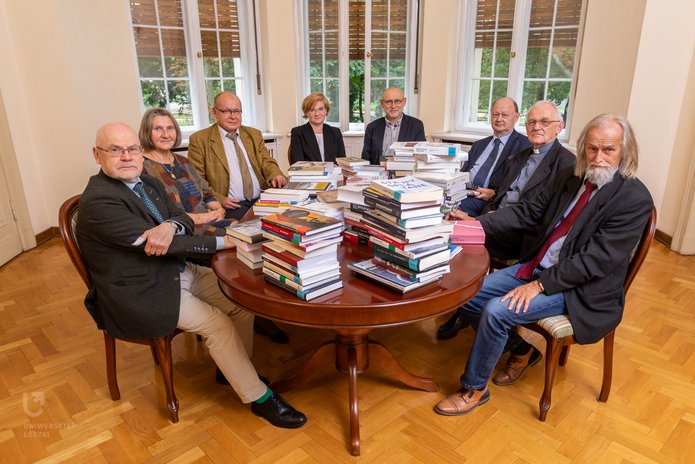 Kapituła Konkursu - sylwetki przy stole obrad