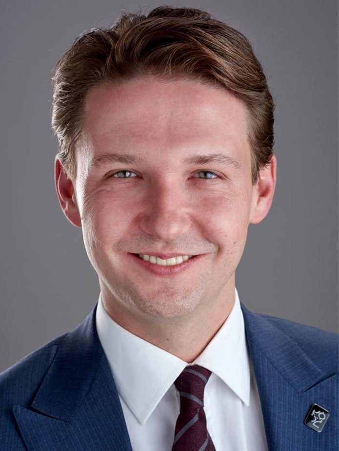 Mężczyzna w garniturze.