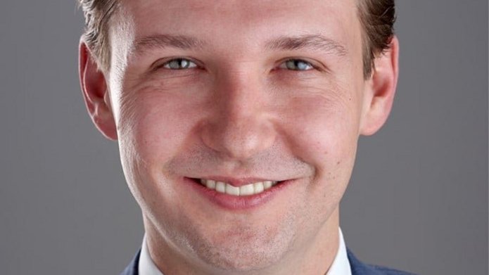 Mężczyzna w garniturze.
