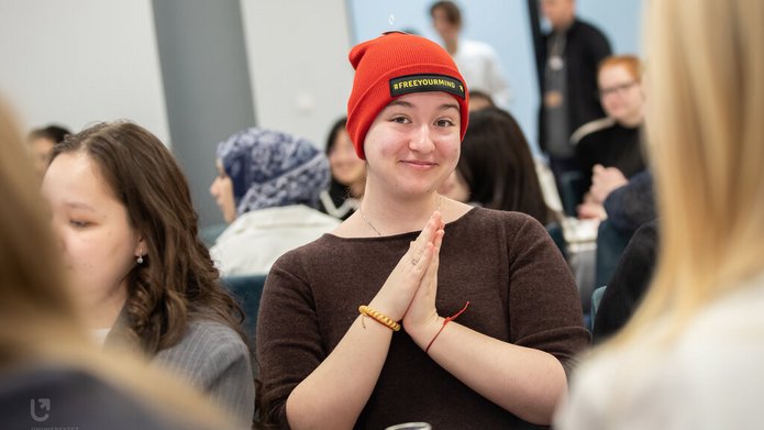 studentka w czerwonej czapce UŁ #freeyourmind
