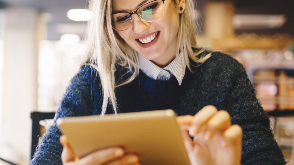 kobieta w okularach pracująca na tablecie