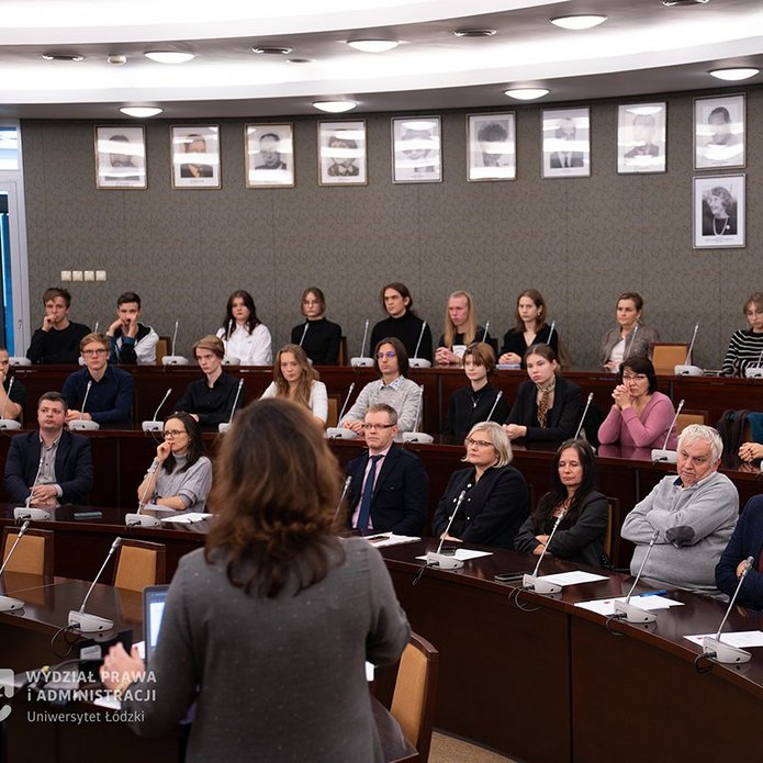 Mentors and students in the Hall of the Council of the University of Lodz Faculty of Law and Administration