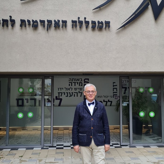 prof. Śliwerski w hallu podczas konferencji w Izraelu