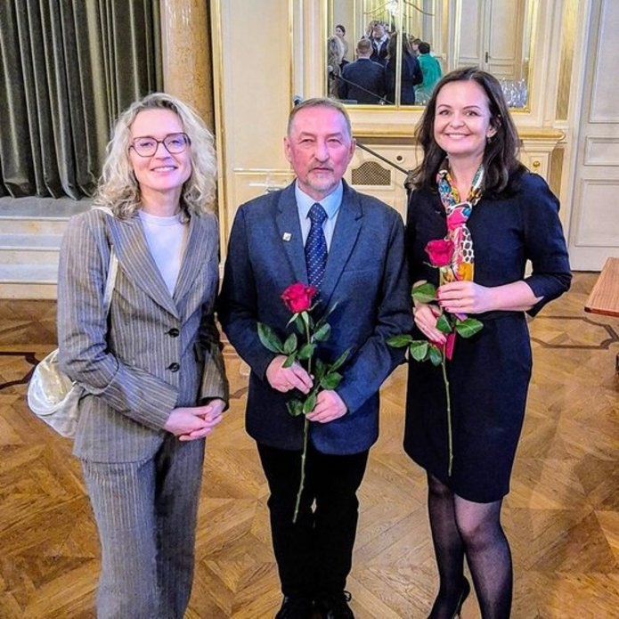 laureaci wyróżnień z Panią Prodziekan prof. Ewą Kobyłęcką-Piwońską