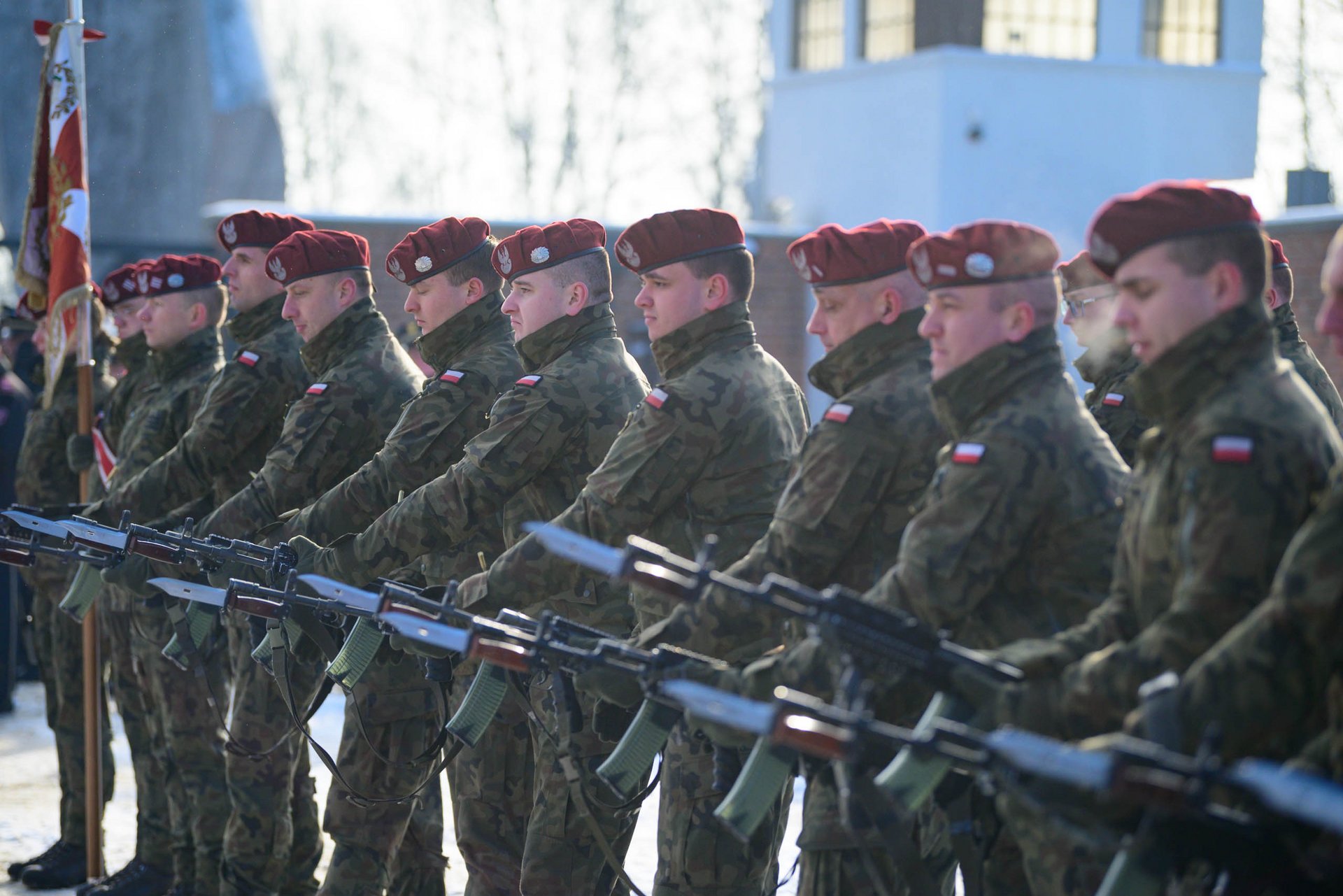 żołnierze podczas salwy honorowej
