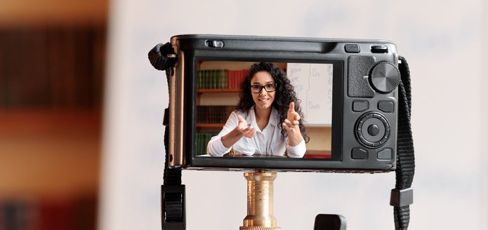 Twarz młodej kobiety w obiektywie aparatu