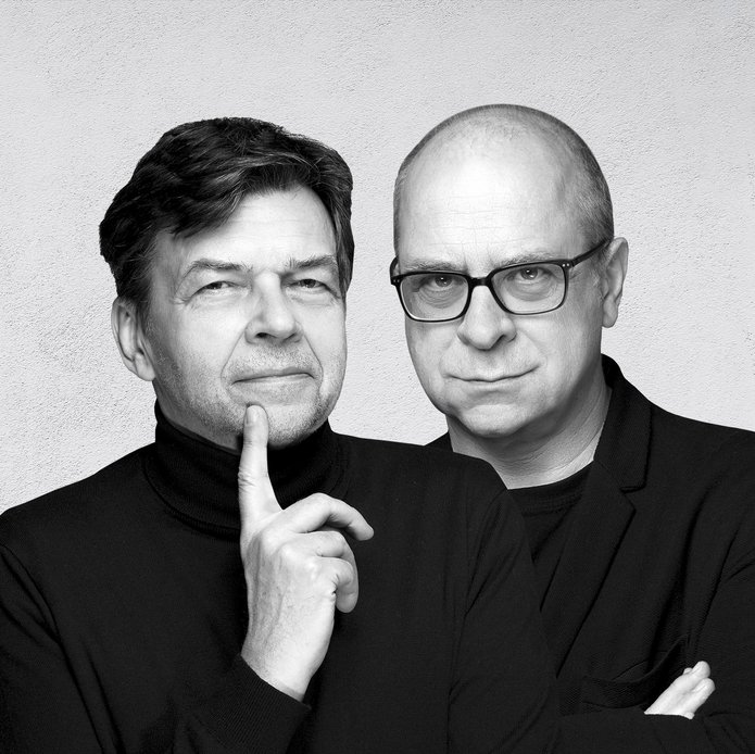 Jarniewicz i Świerkocki patrzą prosto w oglądającego