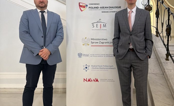 Dr Zaręba i dr Chatys przy banerze wydarzenia Dialog Polska-ASEAN