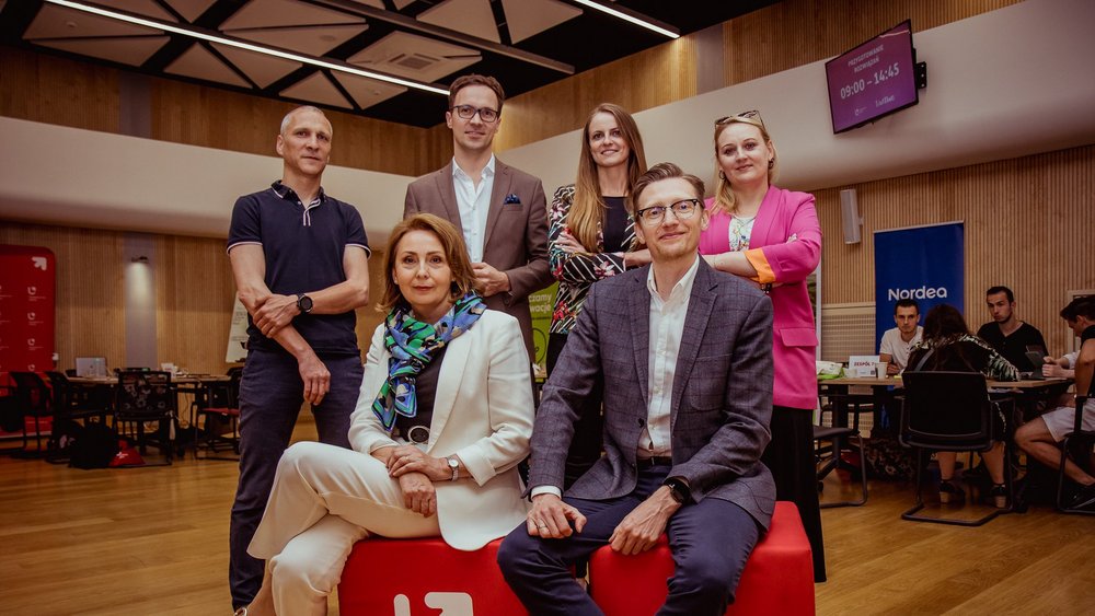 uczestnicy briefingu na zdjęciu grupowym