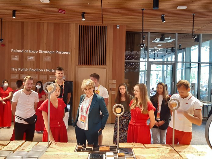 Students of the University of Lodz and the President of Lodz Hanna Zdanowska in the Polish Pavilion at Expo 2020 in Dubai 