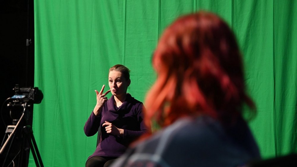 migaczka miga druga osoba na nią patrzy