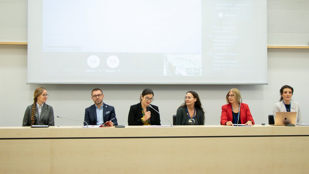 Goście konferencji za podium