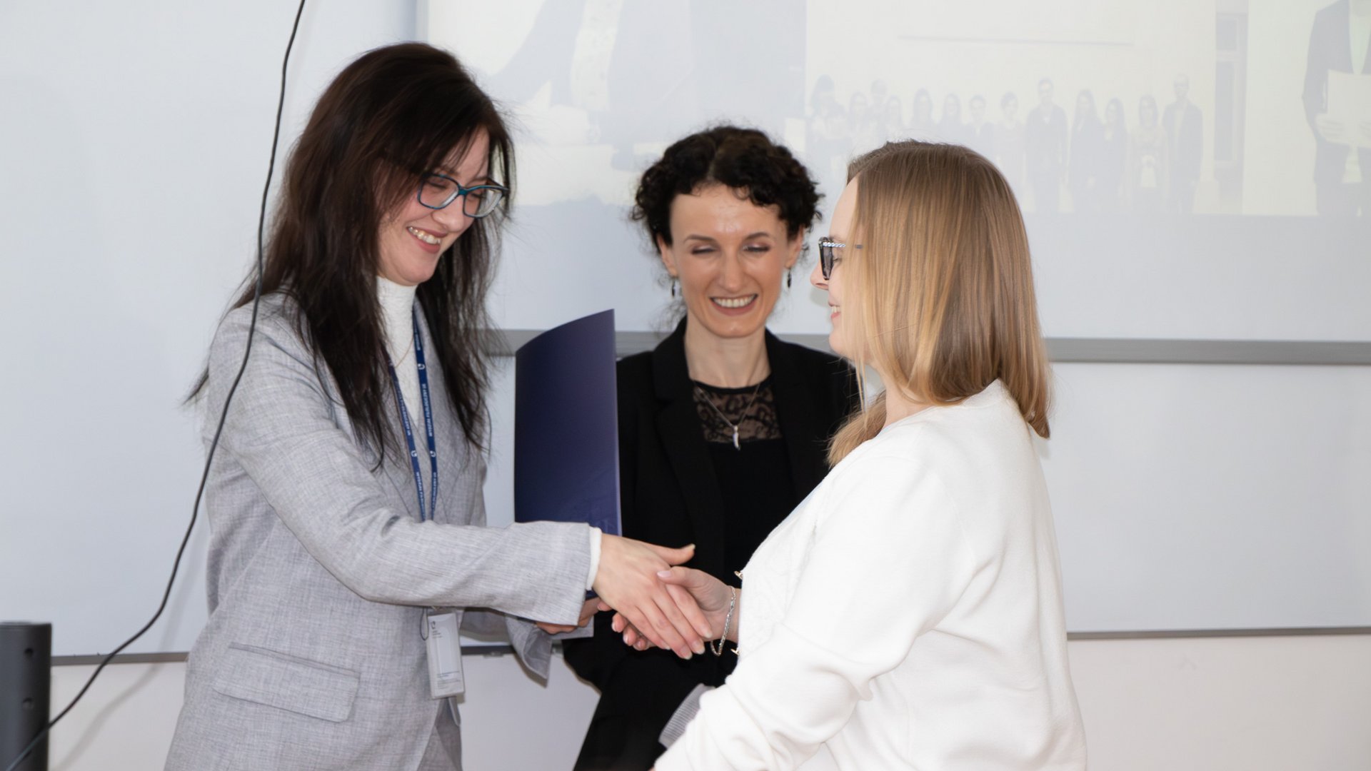 moment wręczenia nagród dr Katarzynie Kowalik