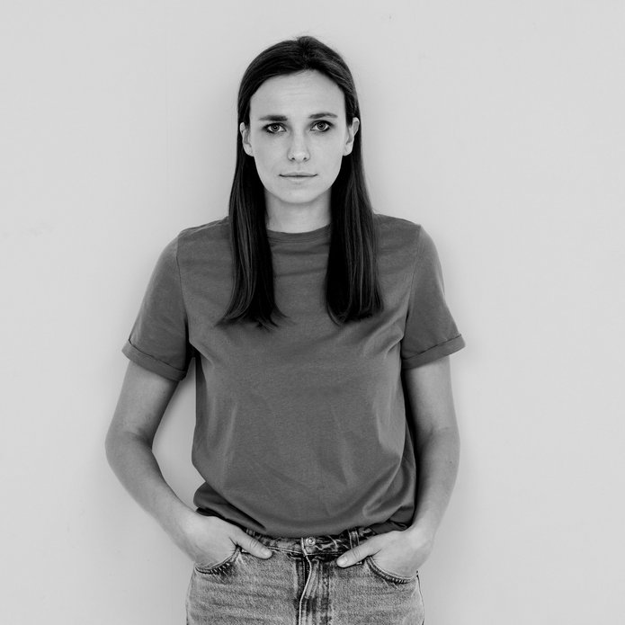 czarno-białe zdjęcie młodej kobiety