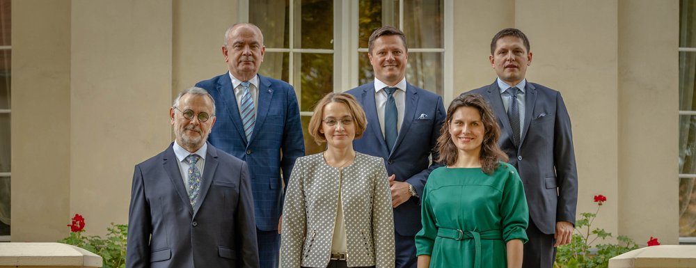 Przedstawiciele łódzki rad na schodach Pałacu Biedermanna