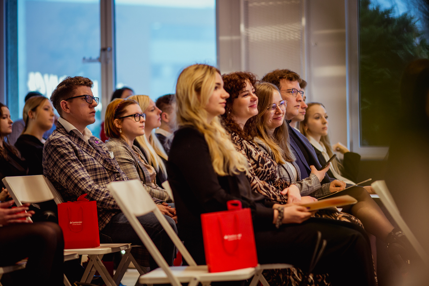 Grupa laureatów nagród słuchająca wystąpienia Grupa laureatów nagród słuchająca wystąpienia
