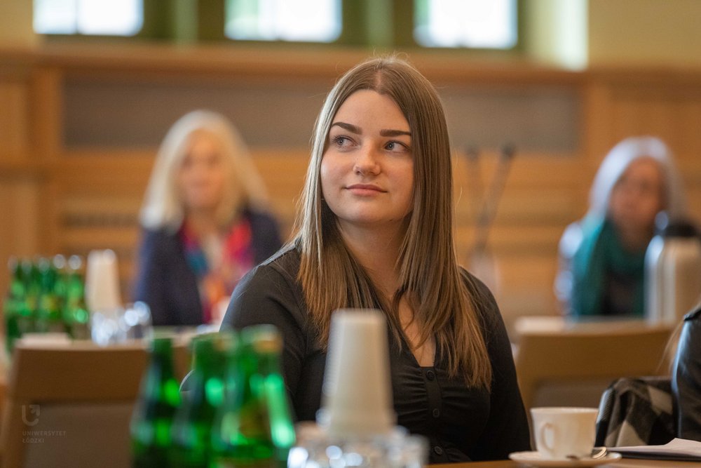 Uczestniczka spotkania siedząca w Sali Senatu UŁ