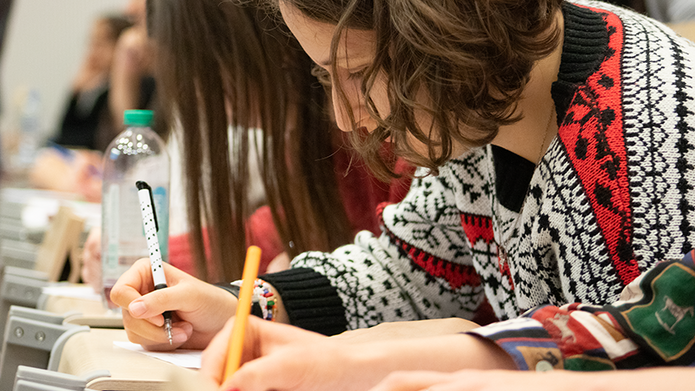 Uczestnicy piszący tekst Dyktanda Mikołajkowego