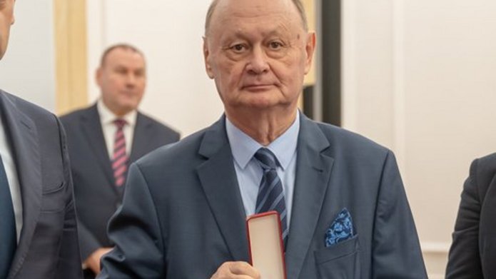 Dwóch mężczyzn i jedna kobieta.