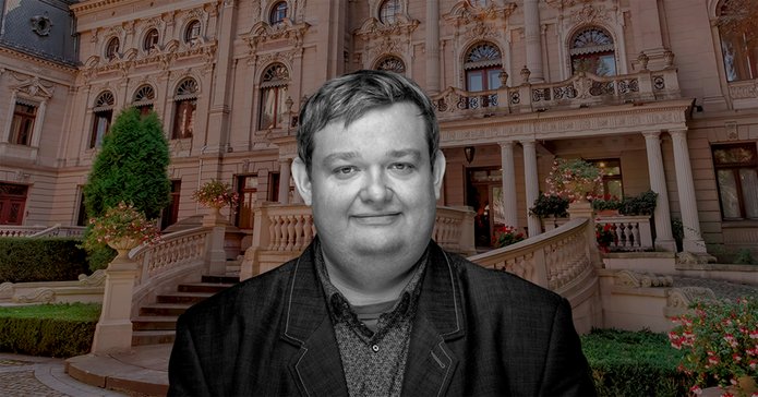 prof. Kamil Śmiechowski na tle fasady pałacu rodziny Poznańskich w Łodzi