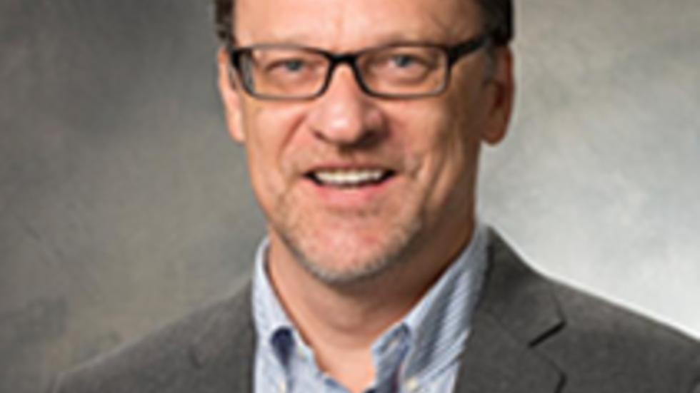 zdjęcie portretowe naukowca w okularach