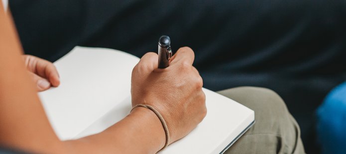 Notes i ręka z długopisem