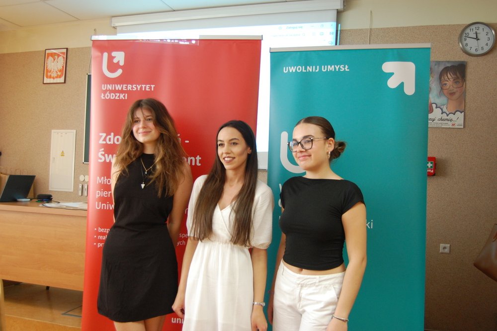 Uczestniczki seminarium podsumowującego VII edycję programu "Zdolny uczeń-świetny student" na tle banerów Wydziału Chemii UŁ i baneru ZUŚS