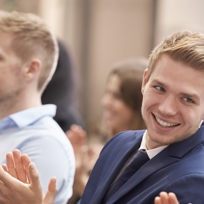 Młody mężczyzna bijący brawo