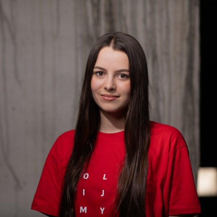 Dziewczyna w czerwonym t-shircie