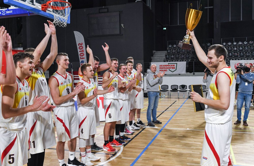 Drużyna koszykarska AZS Łódź z pucharem